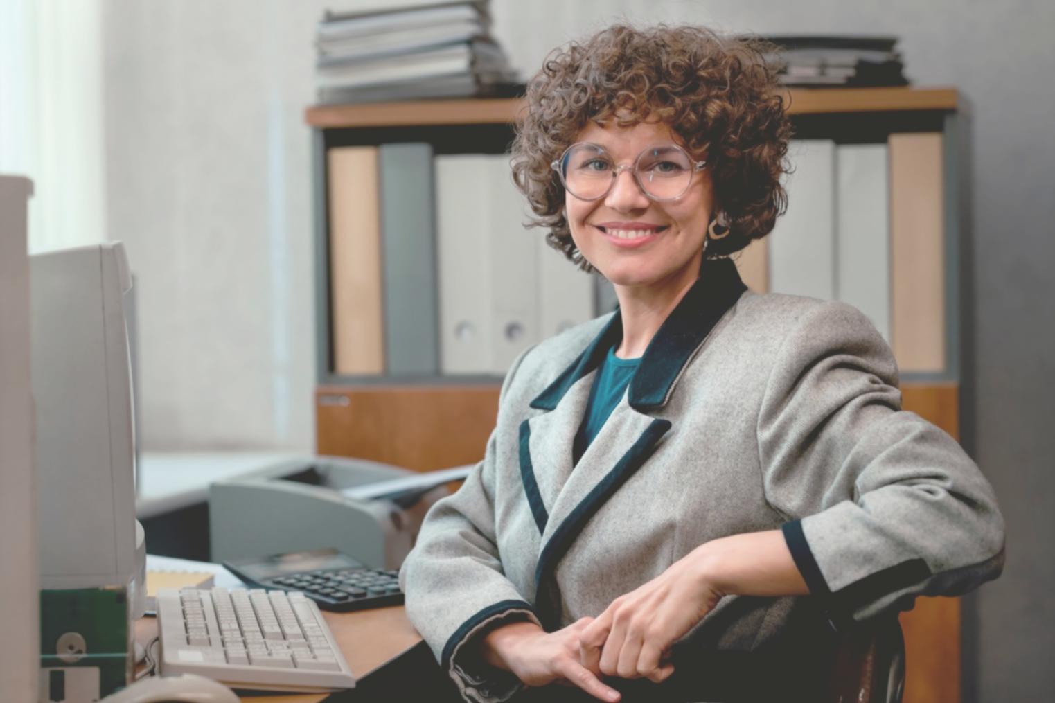 Teilnehmer arbeiten gemeinsam an Finanzplanungsübungen