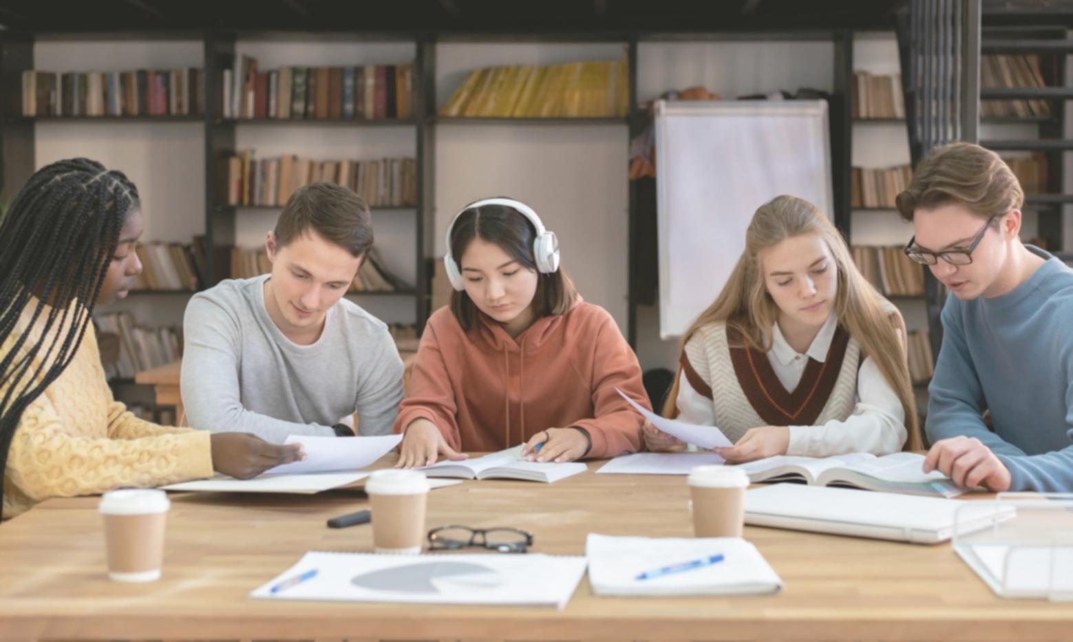 Notizen und Diagramme zur Budgetplanung auf einem Schreibtisch